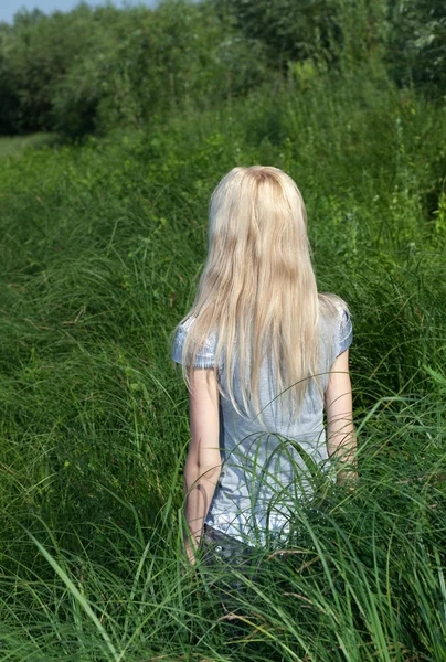 De cabelos compridos loira arbusto grama . — Fotografia de Stock