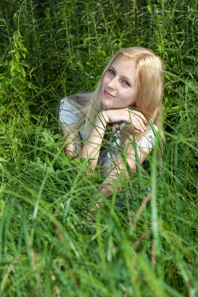 Krásná blondýna bush trávy. — Stock fotografie