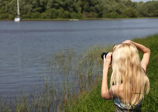 Chica fotógrafa en la naturaleza . —  Fotos de Stock