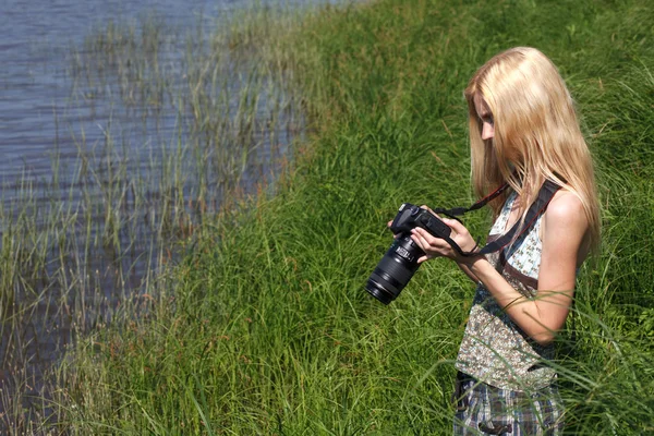 Dziewczynka fotograf przyrody. — Zdjęcie stockowe