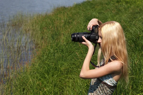 Fotógrafo menina sobre a natureza . — Fotografia de Stock