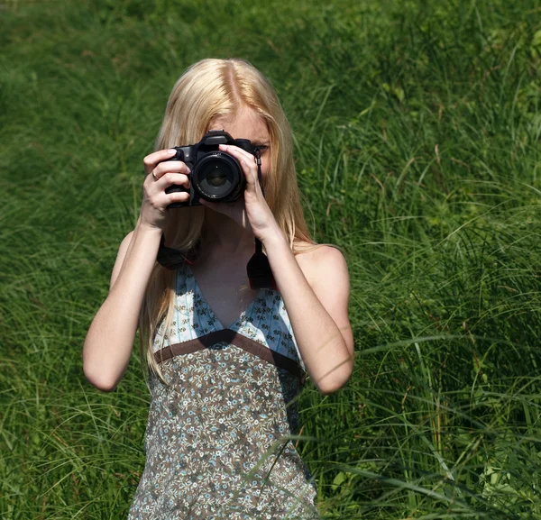 Girl photographer on the nature. — Stock Photo, Image