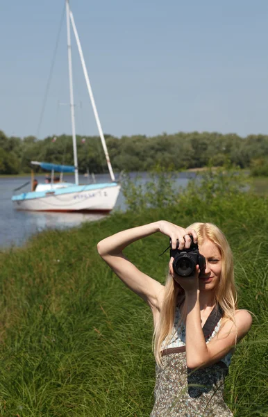 Dziewczynka fotograf przyrody. — Zdjęcie stockowe