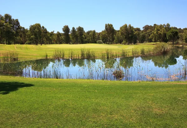 Поле для гольфа с водной угрозой . — стоковое фото