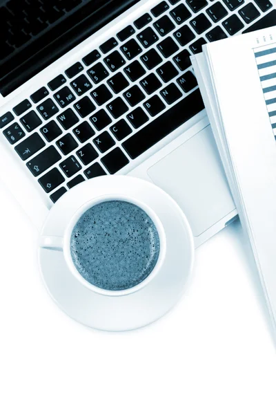 Cappuccino-kop op laptop. boven weergave — Stockfoto