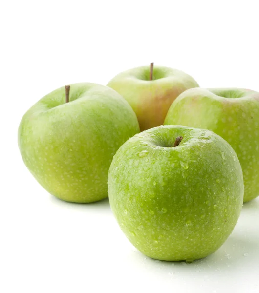 Čtyři zralé zelená jablka — Stock fotografie
