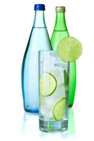 Glas water met limoen en ijs — Stockfoto