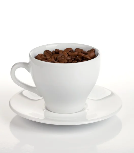 콩이 들어 있는 커피 잔 — 스톡 사진