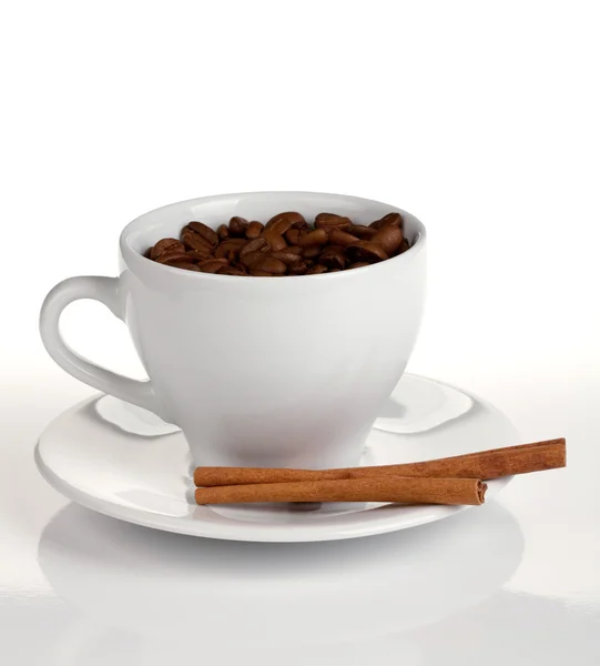 Šálek kávy s fazolemi a skořicí — Stock fotografie