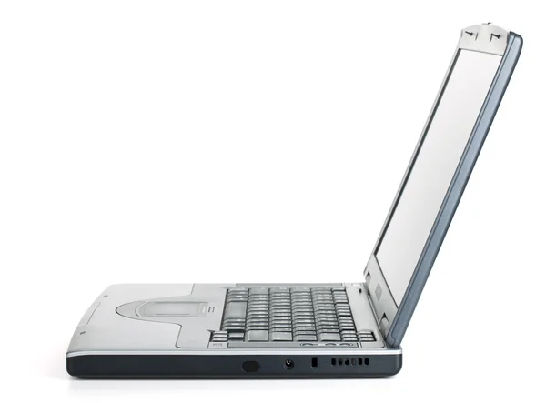 Laptop med Tom svart skärm. sidovy — Stockfoto