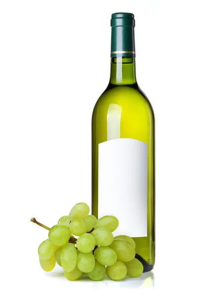 Vinho branco em garrafa verde com rótulo em branco e uvas — Fotografia de Stock