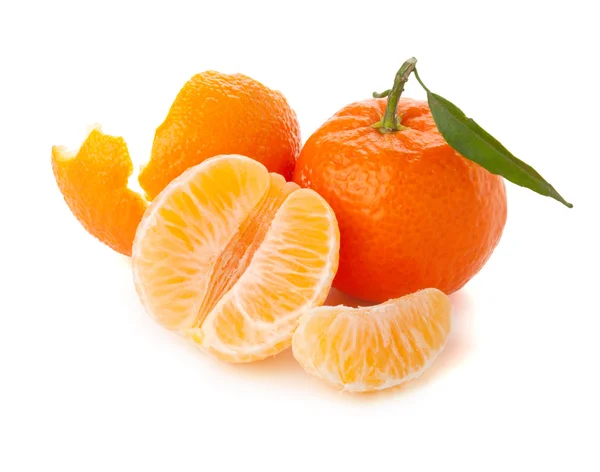 Rijp tangerine met groen blad — Stockfoto