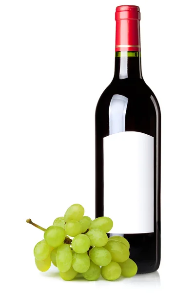 Rött vin i flaska och druvor gren — Stockfoto