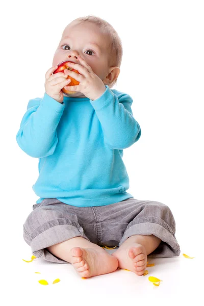 Small baby eating red apple — Stock Photo, Image