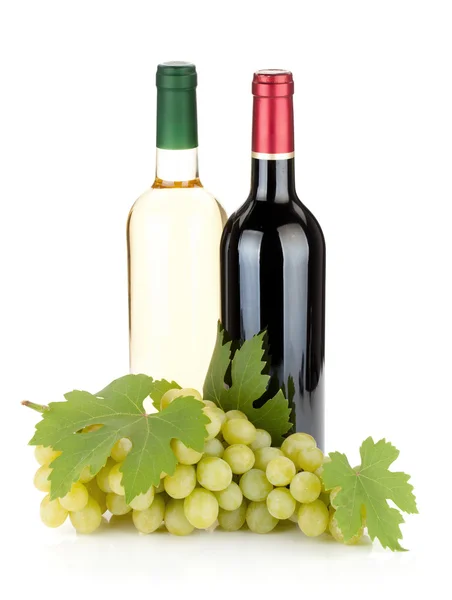 Бутылки и виноград белого и красного вина — стоковое фото