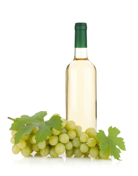 白色的葡萄酒瓶和葡萄 — 图库照片
