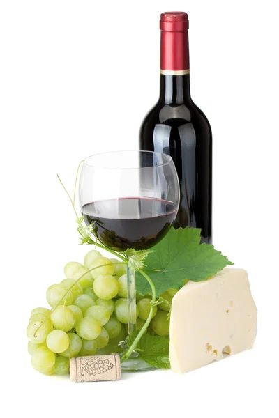 Rode wijn glas, fles, kaas en druiven — Stockfoto