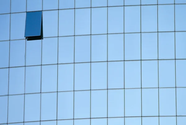 Janelas azuis do edifício moderno — Fotografia de Stock