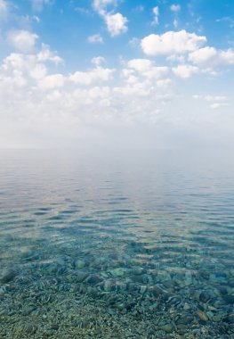 sabah mavi gökyüzünün altında güzel sakin deniz