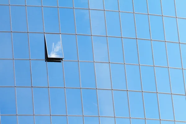 Modern binanın mavi pencere — Stok fotoğraf