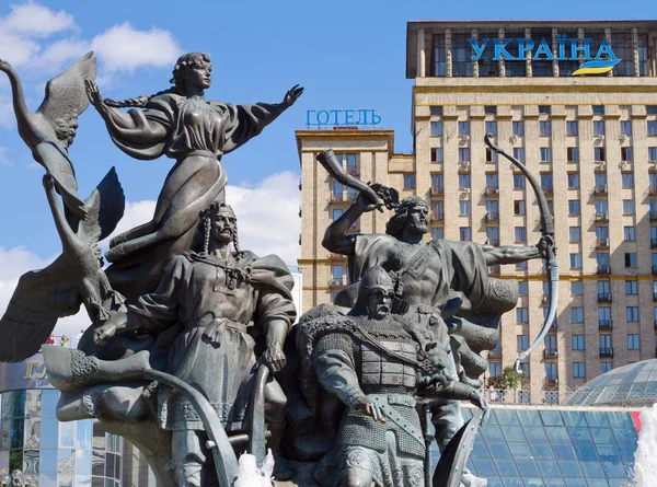 Monumento dos fundadores da cidade na Praça da Independência em Kiev, Ucrânia — Fotografia de Stock