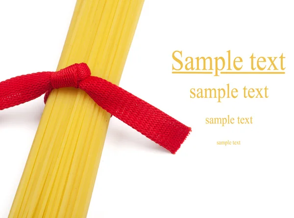 Bando de espaguete amarrado com fita vermelha isolada em branco — Fotografia de Stock
