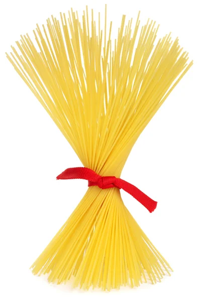 Manojo de espaguetis atados con cinta roja aislada en blanco —  Fotos de Stock