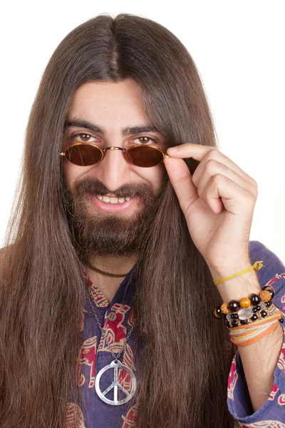 Sorridente hippie dai capelli lunghi uomo in un bicchieri — Foto Stock