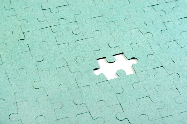 Zelená puzzle s chybějící kousek — Stock fotografie