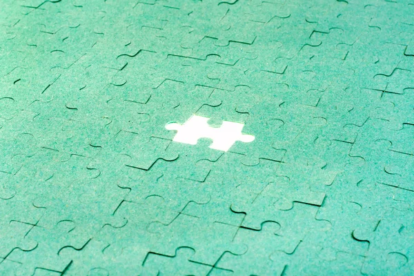 Puzzle verde con la pieza que falta —  Fotos de Stock