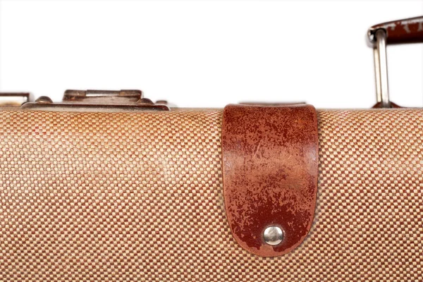 Винтажный коричневый чемодан на белом фоне — стоковое фото