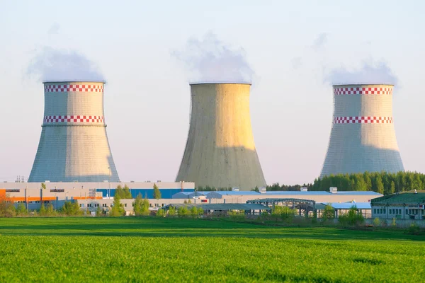 Central elétrica com enormes torres de resfriamento contra o céu azul — Fotografia de Stock