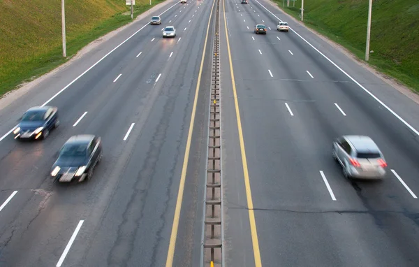 Carros em uma estrada com efeito de movimento turvo — Fotografia de Stock