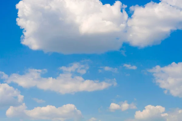 Hermosas nubes blancas en un cielo azul — Foto de Stock