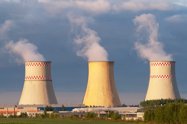 Kraftwerk-Kühltürme vor blauem Himmel — Stockfoto