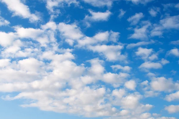 美丽的白云在蓝蓝的天空上 — 图库照片