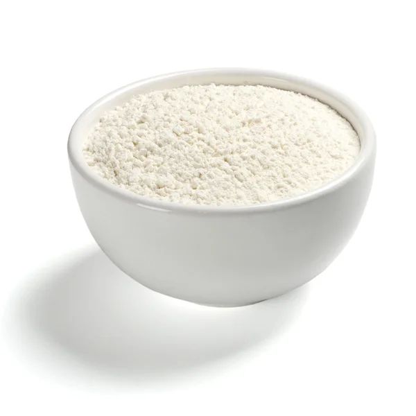 Harina de trigo en un plato sobre fondo blanco — Foto de Stock