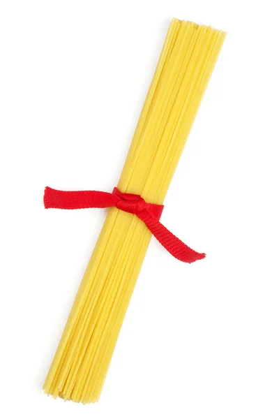 Manojo de espaguetis atados con cinta roja aislada en blanco — Foto de Stock