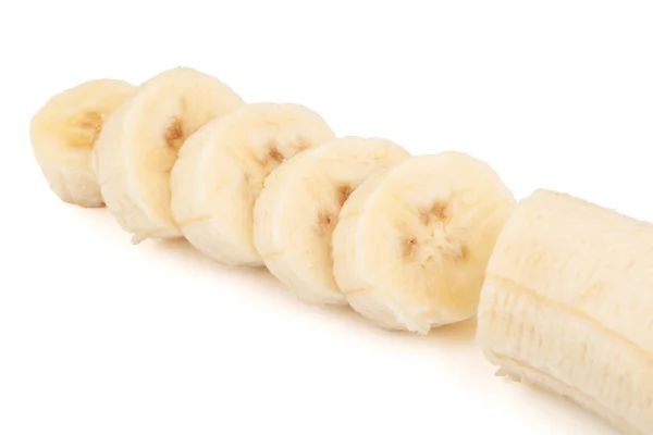 Нарезанные бананы на белом фоне — стоковое фото