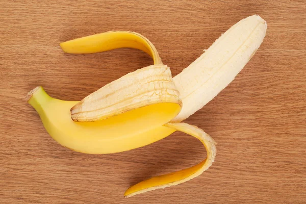 Ώριμη μπανάνα σε ξύλινο φόντο — Φωτογραφία Αρχείου