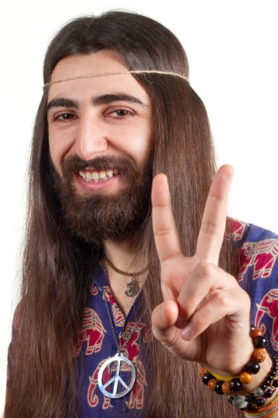 Freundlicher Hippie mit langen Haaren macht Friedenszeichen — Stockfoto