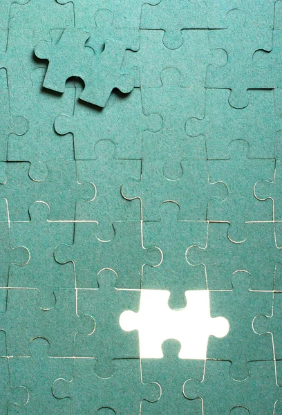 Quebra-cabeça verde com peça em falta — Fotografia de Stock
