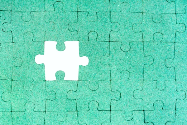 Puzzle vert avec pièce manquante — Photo
