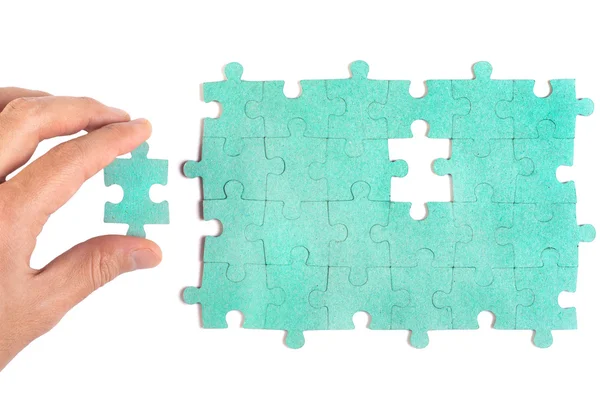 Hol 녹색 직소 퍼즐 푸는 삽입 손 — 스톡 사진