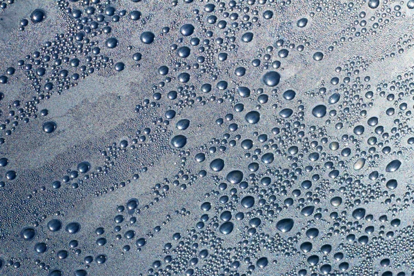 Wassertropfen auf graublauem Hintergrund — Stockfoto