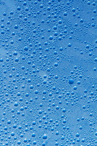 Gotas de água em um fundo azul — Fotografia de Stock