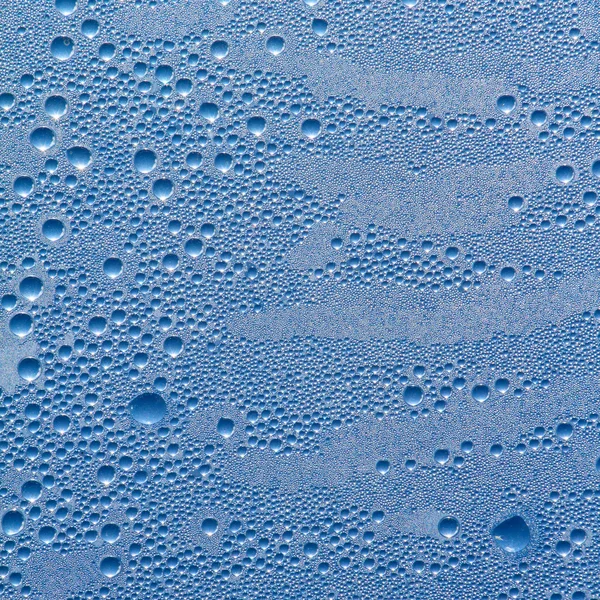 Kapky vody na pozadí šedá modrá — Stock fotografie