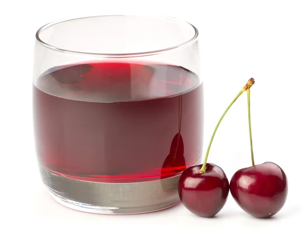 Cerezas y un vaso de jugo de cereza aislado en blanco — Foto de Stock
