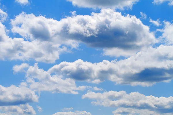 Krásná modrá obloha s bílé mraky — Stock fotografie