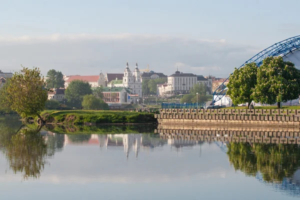 Nemiga district en svisloch rivier in minsk, Wit-Rusland — Stockfoto
